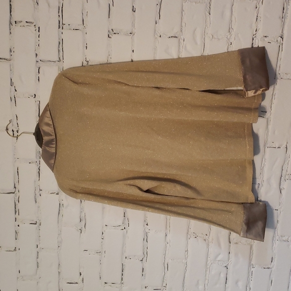 Gold knit long sleeved top w/ satin cuffs and collar - Picture 5 of 5